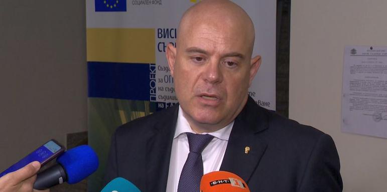 Гешев се оплака какво правят управляващите с прокуратурата