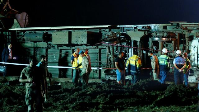 Високоскоростен влак се разби в Турция