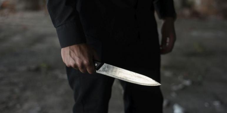 Мъж нападна две момичета с нож