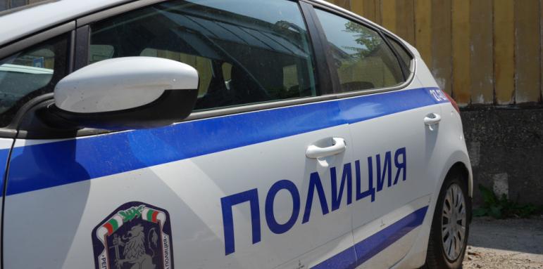 Мъртвопиян към полицаи: Ще си сваля гащите ..."
