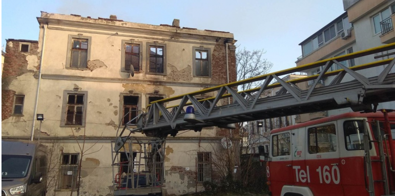 Пожарникари гасиха часове наред стара сграда, кои са подпалвачите