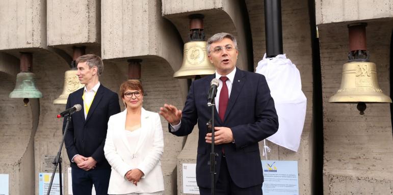 ДПС и либералите със своя камбана в София