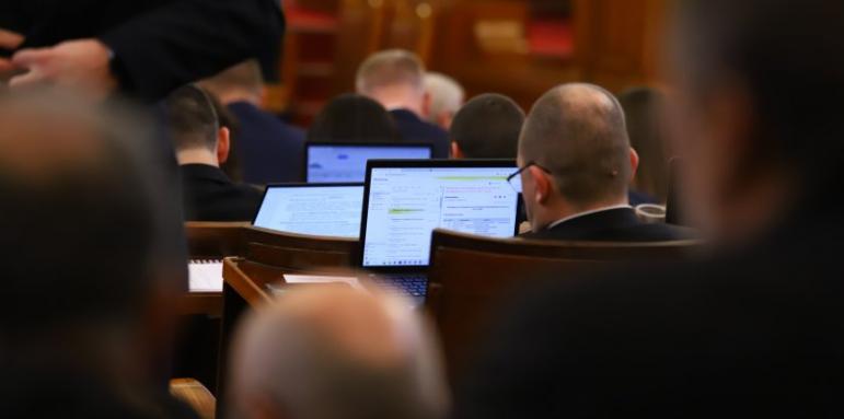 Хлопнаха вратите на пленарната зала. Парламентът заседава тайно