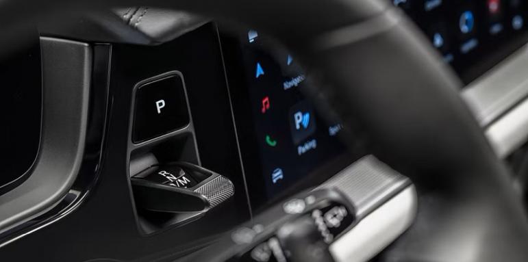 Връщат физическите бутони в автомобилите - шофьорите масово не харесват сензорните екрани