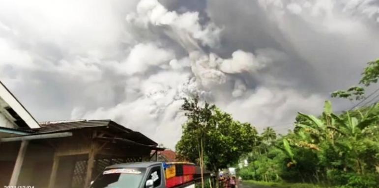 13 загинали след изригване на вулкан