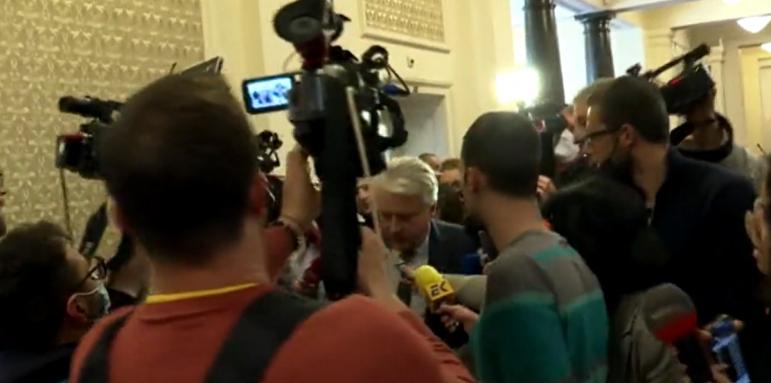 Рашков отказа да говори. Депутати го бранят с телата си