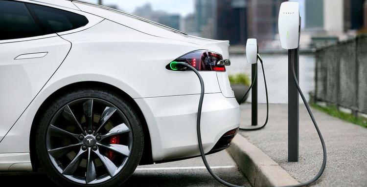 Електрическите автомобили Tesla започнаха да предупреждават собствениците си за пикови периоди в мрежата