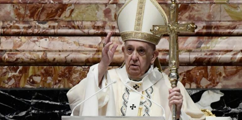 Папата води Великденската меса. Силни послания