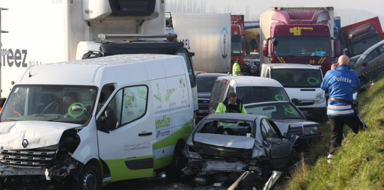 Верижен сблъсък на 100-тина коли и камиони в Белгия 