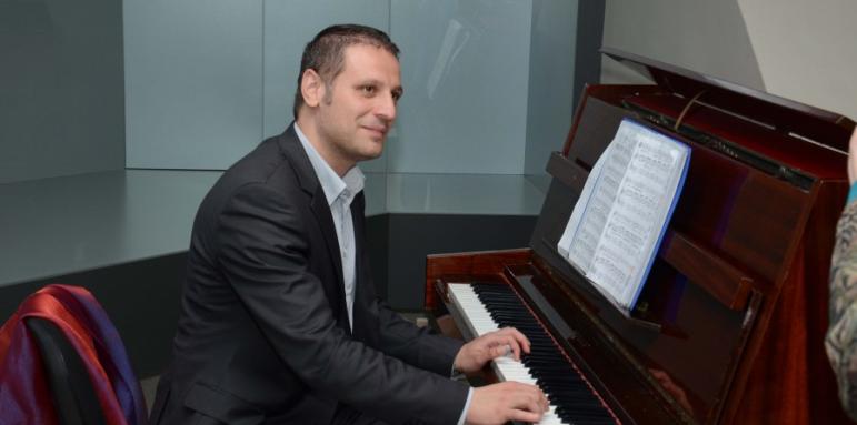Кандидат за евродепутат дари пиано на музей
