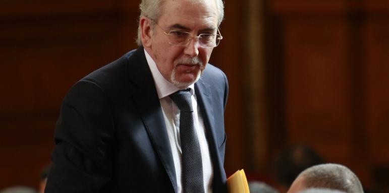 Местан: Оставката говори за проблем