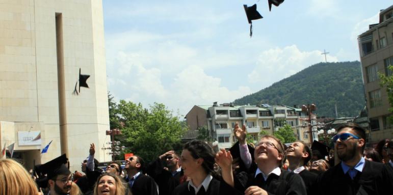 Студенти получават дипломи пред министър и посланик