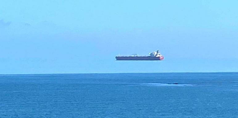 Кораб, летящ над водата в Англия?