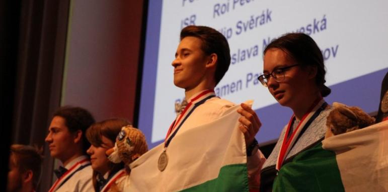 Златен медал за българче от олимпиадата по химия в Париж