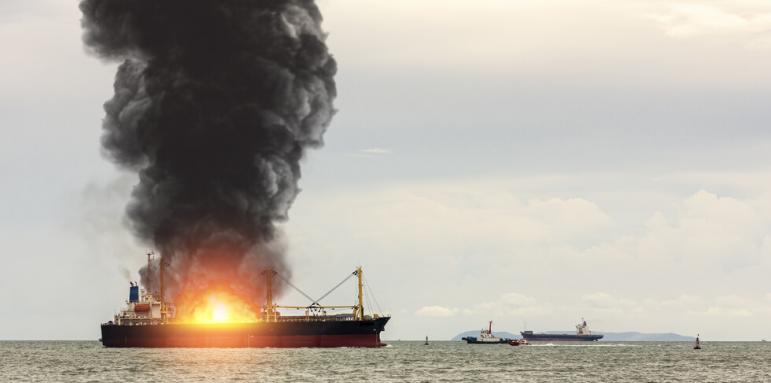 Пожарът на кораба още гори, 11 души са в неизвестност