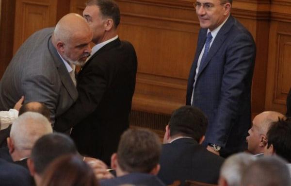 Грозен скандал в парламента! Има ли бой