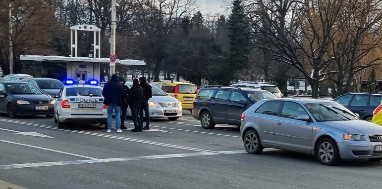 Страшна тапа в София! На "Орлов мост" арестуват крадци