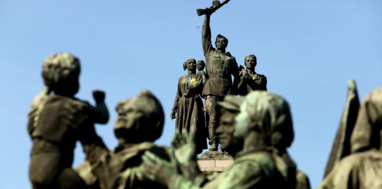 Писателка обясни защо трябва да махнем Паметника на съветската армия