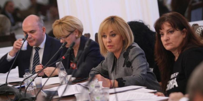 Мая Манолова гневна за закона за личната помощ