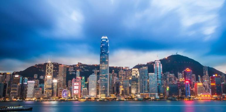 Хонгконг полудя - 10 000 долара на всеки възрастен