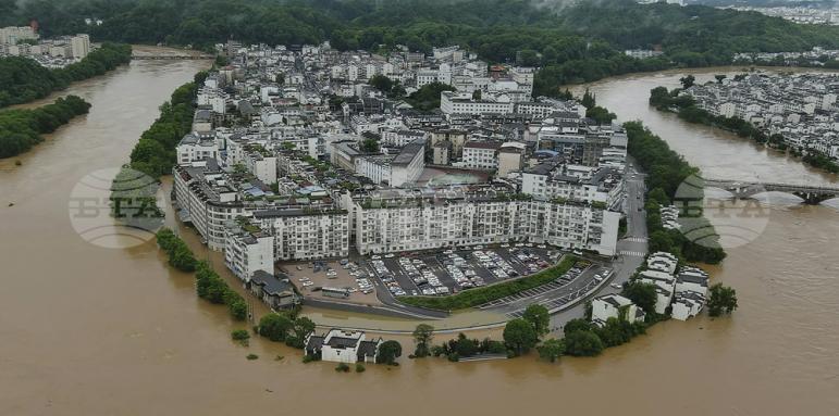 Десетки хиляди се евакуират поради наводненията в Южен Китай