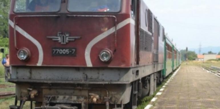Товарен влак се обърна край Дупница