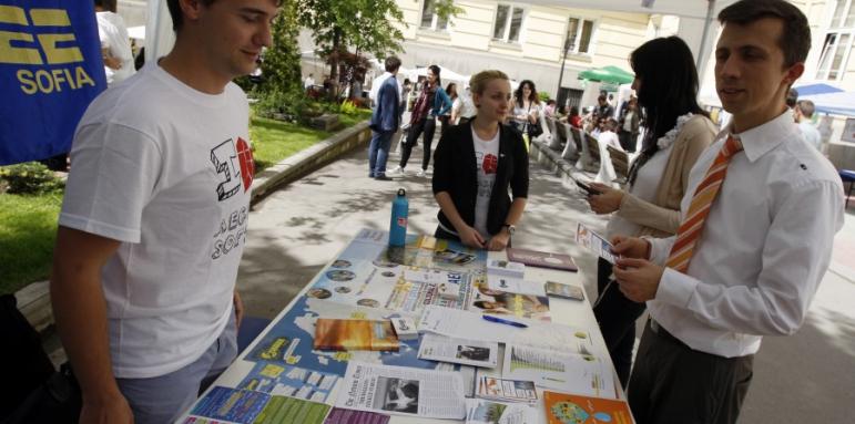 1000 висшисти в битка за 49 учители