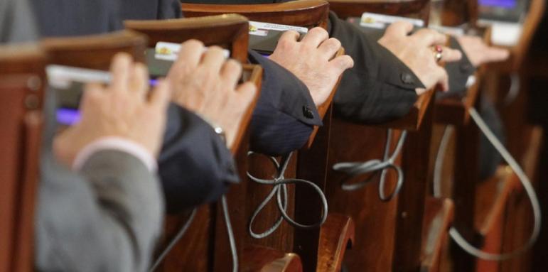 Днес гласуват 10% данък "уикенд" за коли и GSM-и