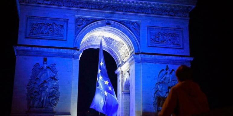 Скандал в Париж! Свалиха знамето на ЕС от Триумфалната арка