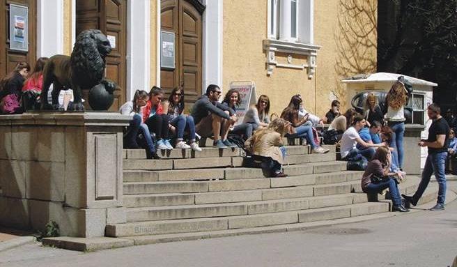 Софийският университет плаши студентите. Иска си парите по-рано