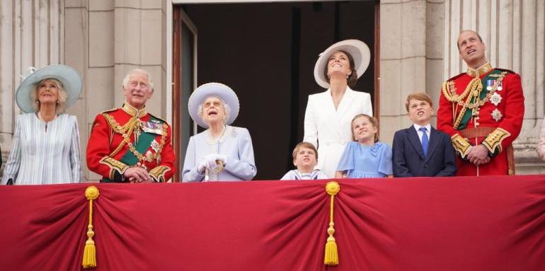 Защо Елизабет II избра синьото за платинения ни юбилей