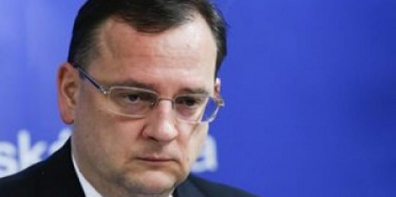 Премиерски самолет кацна със счупено стъкло