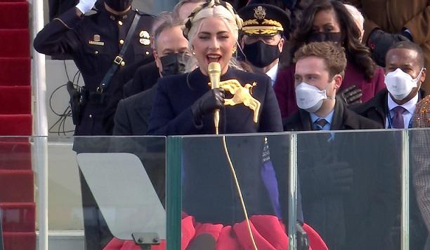 Лейди Гага като Статуята на Свободата. Изпя химна!
