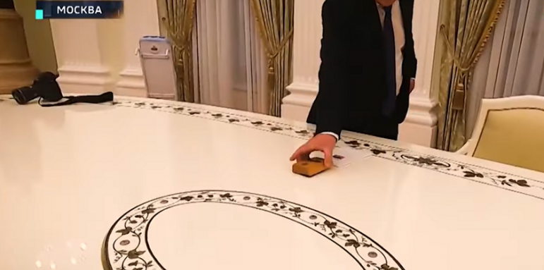 Ето какво прави тайният бутон на бюрото на Путин