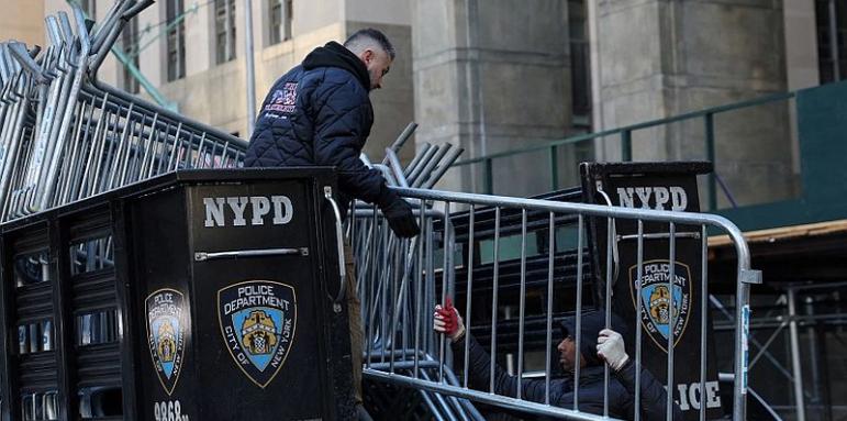 Барикади в Ню Йорк, привърженици на Тръмп обсаждат съда в Манхатън