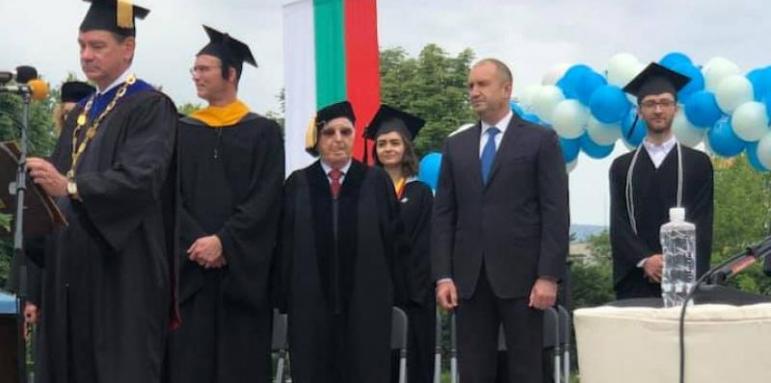 Радев зарадва дипломанти в АУБ в Благоевград