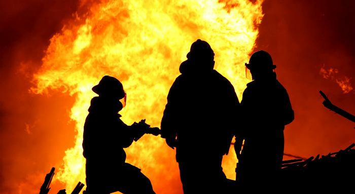Пожарът в Казанлъшко не е овладян