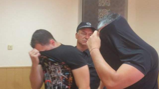 Две ченгета влизат в затвора