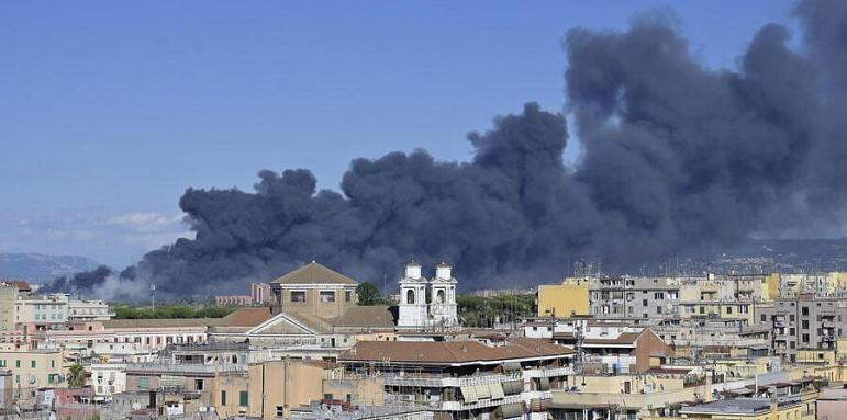 Рим гори! Черен пушек задушава квартали на столицата