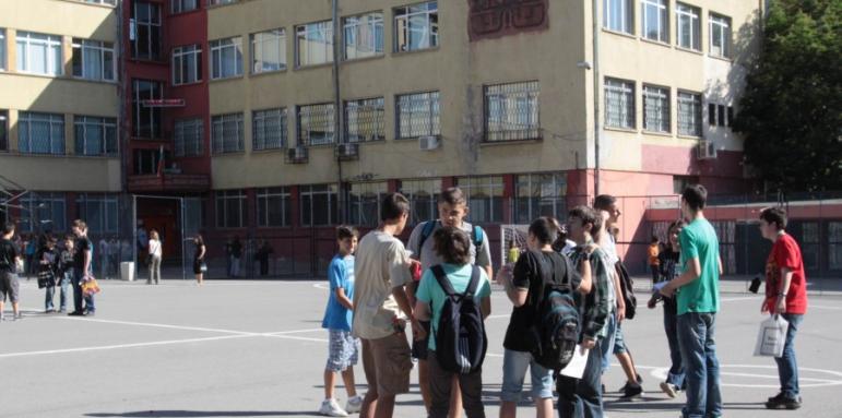 Откриха напукани школа с опасни козирки