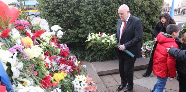Гешев отдаде почит пред паметника на Левски
