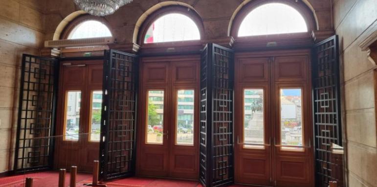 Възраждане бесни за решетките в парламента: Махнете ги!