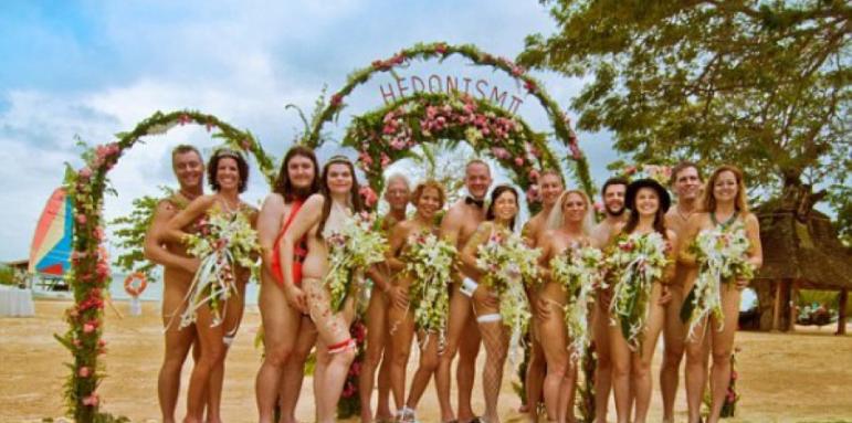 Масова гола сватба на плаж в Ямайка