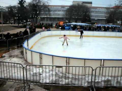 Хулигани атакуваха ледената пързалка в Бургас