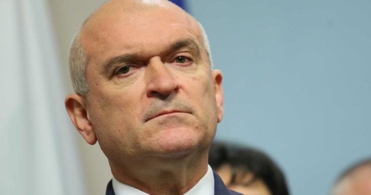Главчев дава урок на Радев за Конституцията