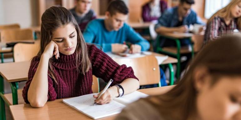 Ученици влизат през прозорците заради вируса