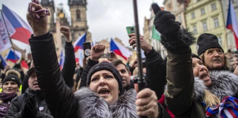Хиляди протестират срещу ограниченията в Прага