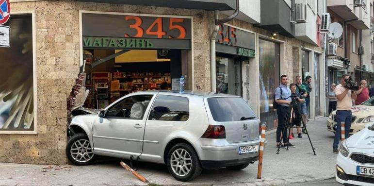 Кола се заби в магазин в квартал "Редута"