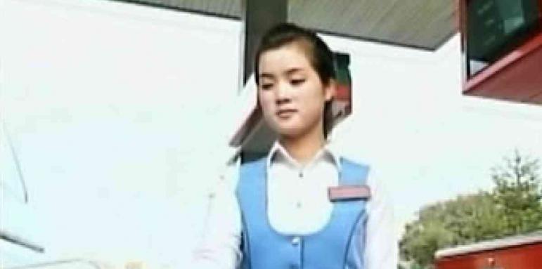 Изумително! Къде работят най-красивите жени в Северна Корея? ВИДЕО