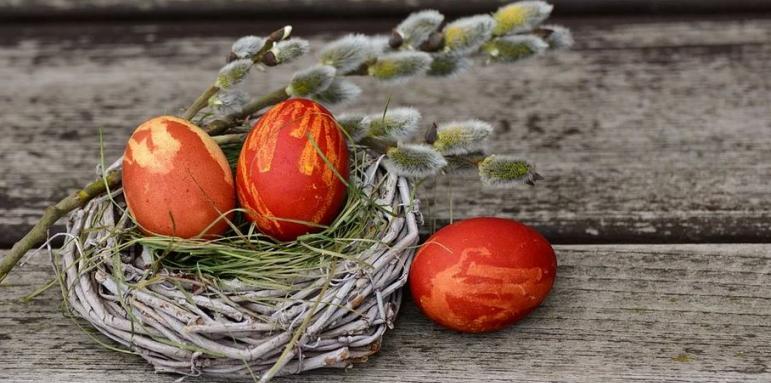 За Великден: Как да оцветите яйцата с естествени бои